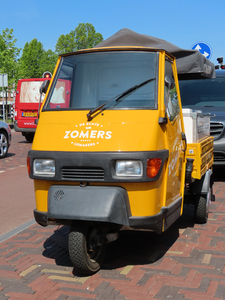 848876 Afbeelding van de reclamedriewieler (een Piaggio Ape) van 'Zomers - De echte ijsmakers' voor de ijssalon ...